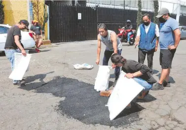  ?? FOTOS: ADRIÁN VÁZQUEZ ?? Adoptaron uno de los baches e intentaron repararlo a manera de protesta