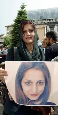  ??  ?? L’altra tragedia Una ragazza mostra la foto di Sana, l’italo-pachistana di Brescia uccisa dal padre