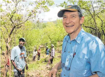  ?? FOTO: PHILIPP HEDEMANN ?? Vor neun Jahren war hier noch kahles Land: Der australisc­he Agrarexper­te Tony Rinaudo und der äthiopisch­e Bauer Ergene Sorsa in einem wieder aufgeforst­eten Wald in Humbo im Süden Äthiopiens.