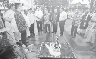  ?? — Gambar Muhd Rais Sanusi ?? SAMA NGINTU PENGERAMI BEGULAI: Dr Sim (tiga kanan) ba Pengerami Pongal di Waterfront Kuch ing kemari.