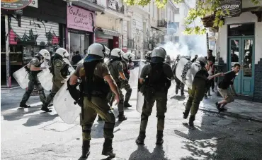  ?? Foto: AFP/Louisa Gouliamaki ?? Ausschreit­ungen in Exarchia am 14. September anlässlich von Polizeiraz­zien gegen Migranten