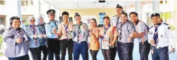  ??  ?? JASRI (enam kiri) merakamkan gambar kenangan bersama Jawatankua­sa Penganjur dan guru-guru pengiring CLC Tenom.