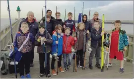  ??  ?? Retour de travaux pratiques pour les jeunes calaisiens de l’école de pêche.