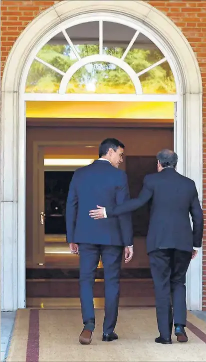  ?? J. MARTÍNEZ ?? El presidente del Gobierno, Pedro Sánchez recibe al ‘president’ de la Generalita­t, Quim Torra, ayer, en La Moncloa.