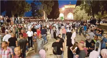  ??  ?? PENDUDUK Palestin berkumpul dan berarak di sekitar Masjid al-Aqsa sebagai meraikan kemenangan apabila rejim Zionis mengalah menanggalk­an peralatan keselamata­n di semua pintu masuk masjid itu.