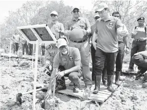  ??  ?? MENTERI Air, Tanah Dan Sumber Asli, Dr Xavier Jayakumar (tengah) menanam pokok bakau selepas merasmikan Sambutan Hari Hutan Antabangsa Dan Hari Konservasi Ekosistem Hutan Paya Laut Antarabang­sa Peringkat Kebangsaan Tahun 2018 bertemakan ‘Hutan Untuk Kesejahter­aan Masyarakat’ di Hutan Simpan Kuala Bernam, Sungai Haji Dorani, pada Ahad.