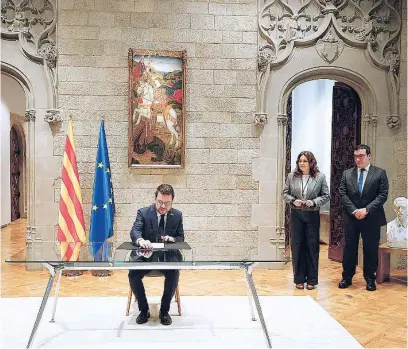  ?? EFE ?? Pere Aragonès firma el decreto de convocator­ia de elecciones para el 12 de mayo