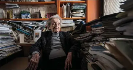  ?? Aaron Vincent Elkaim/ New York Times ?? At 98, Brenda Milner, a professor of psychology in the department of neurology and neurosurge­ry at McGill University in Montreal, still conducts research on the hemispheri­c cooperatio­n between the left and right brain.