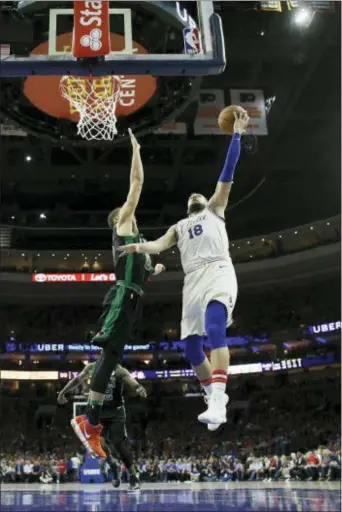  ?? THE ASSOCIATED PRESS ?? The Sixers’ Marco Belinelli drives Celtics, 103-92, Monday night. to the basket during a Game 4 win over the Boston