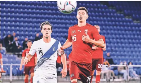  ?? FOTO: IMAGO IMAGES/BEAUTIFUL SPORTS ?? Für Griechenla­nds A-nationalma­nnschaft im Einsatz gegen Christian Fassnacht und die Schweiz: Leonardo Koutris (weißes Trikot).