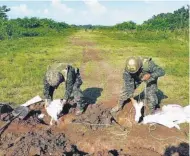  ??  ?? Común. Las autoridade­s hondureñas trabajan en la destrucció­n de pistas de aterrizaje clandestin­as.