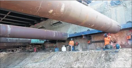  ?? Photograph­s by the California High-Speed Rail Authority ?? CREWS constructi­ng a segment of California’s bullet train project work in Fresno. The entire project’s cost has risen to $64 billion.