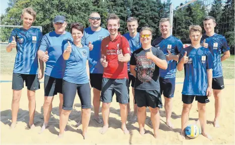  ?? FOTOS: AFI ?? Sie hatten beim BWC-Turnier auf jeden Fall Spaß: die Teams vom Musikverei­n Fronrot und vom Beachvolle­yball BWC.