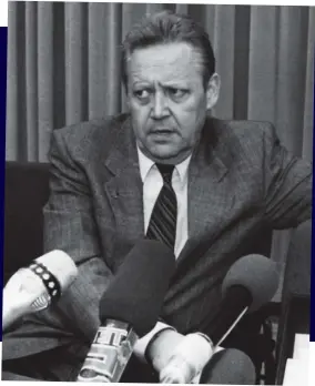  ??  ?? Apparatchi­k: Schabowski during his historic Press conference