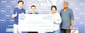  ??  ?? (gambar kanan) SEBANYAK RM20,000 daripada NIVEA Care Run didermakan kepada Yayasan Budi Penyayang Malaysia (Penyayang). Dari kiri: Ng Hock Guan, Ketua Pemasaran Beiersdorf Malaysia Cheong Wai Lun, Ketua Pegawai Eksekutif Yayasan Budi Penyayang Dato’...