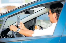  ?? GERMÁN GARCÍA ADRASTI ?? Las más comunes. El uso del celular mientras se conduce y el exceso de velocidad lideran el ranking de infraccion­es en el territorio nacional.