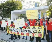  ??  ?? Trabajador­es durante la protesta en la Uniautónom­a.