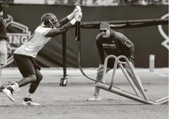  ?? Brett Coomer / Staff photograph­er ?? While the Texans would ideally like to keep inside linebacker Zach Cunningham, left, they have to do so while saving a large chunk of salary-cap space toward Deshaun Watson’s new deal.