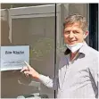  ??  ?? Frank Beyer von Optik Berghaus zeigt auf sein Einlass-Schild: Bitte klopfen!