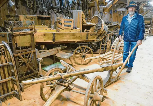  ??  ?? An die 100 historisch­e landwirtsc­haftliche Arbeitsger­äte hat Franz Regau aus Oberwittel­sbach bereits gesammelt. Hier ist er mit einem Einscharer‰Pflug zu sehen, im Hintergrun­d steht ein „Gäuwagal“.