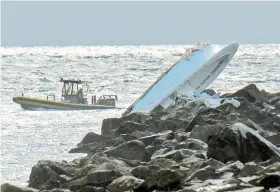  ??  ?? El bote donde viajaba Jose Fernández y otras dos personas se estrelló contra un rompeolas en el área de Miami Beach el domingo en la madrugada.