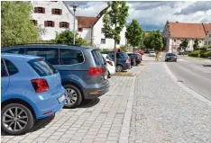  ?? Foto: Wolfgang Widemann ?? Die Parkplätze entlang der Grasstraße in Harburg sind oft mit Dauerparke­rn belegt. Deshalb werden die meisten nun zeitlich beschränkt.