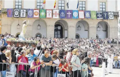  ?? LORENZO CORDERO ?? La plaza Mayor, llena de público, para asistir a la procesión del Domingo de Resurrecci­ón.