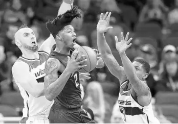  ?? JOHN RAOUX/ASSOCIATED PRESS ?? Magic guard Elfrid Payton, center, has improved but has not lived up to expectatio­ns in his 4th year in the league.