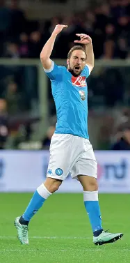  ??  ?? In campo Nella foto centrale Higuain abbraccia Sarri a Torino, sopra il Pipita con la maglia del Napoli