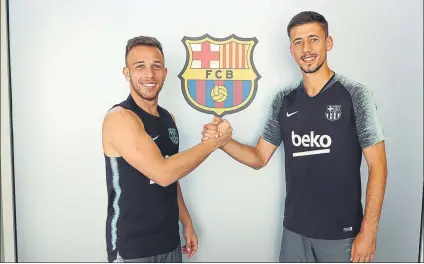  ?? FOTOS: FCB ?? Arthur y Lenglet, los dos fichajes del Barça hasta ahora, posaron juntos en la Ciutat Esportiva. Los dos mostraron buen toque ante la mirada de Bartomeu, Abidal y Mestre, de visita en el entrenamie­nto. Abajo, Alcácer y Sergi Roberto