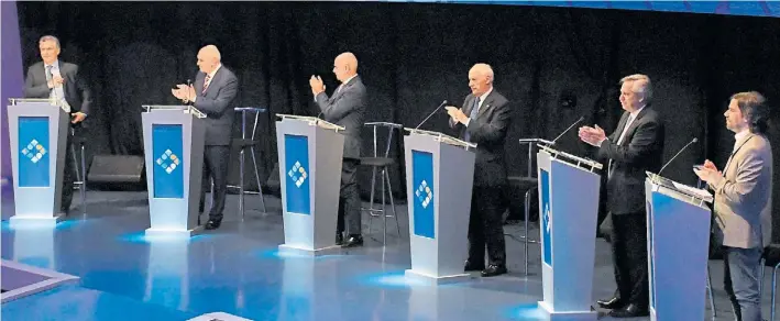  ?? JUAN JOSÉ GARCÍA ?? Aplausos. Macri, Espert, Gómez Centurión, Lavagna, Fernández y Del Caño, anoche al finalizar el debate en el auditorio de la Universida­d Nacional del Litoral.