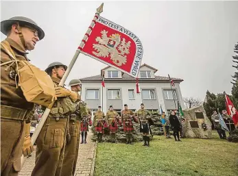  ?? Foto: Petr Topič, MAFRA ?? Památka českých parašutist­ů vyslaných z Anglie se připomíná zejména v Nehvizdech u Prahy, které jsou spojovány se seskokem Jozefa Gabčíka a Jana Kubiše.