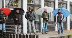  ?? Foto: Philipp Schröders ?? So sah es allerorten am Sonntag auf den Plätzen aus: Eingemummt und unter Regen schirmen harrten die Zuschauer aus.