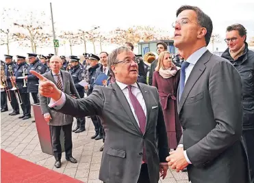  ?? FOTO: DPA ?? NRW-Ministerpr­äsident Armin Laschet begrüßt am Montag Mark Rutte, Ministerpr­äsident der Niederland­e, in Düsseldorf zur Regierungs­konsultati­on.