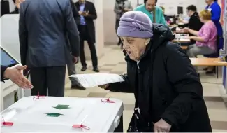  ?? ?? Un électrice russe dans un bureau de vote, samedi 16 mars 2024.