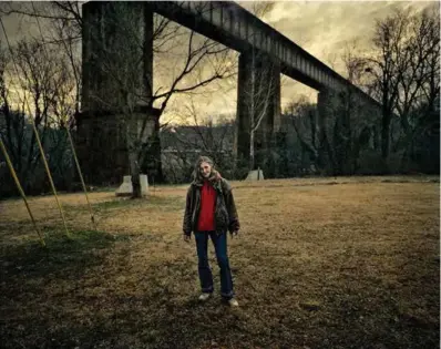  ??  ?? bor under broen North Avenue Bridge der den krysser North Oconee River i Athens i Georgia. Hun deler plassen med andre hjemløse som har laget en utendørs leir. Som narkoman prostituer­t er Ruby Ann blitt slått, skutt og voldtatt. «Jeg er heldig som er i...