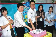  ??  ?? iing (centre) and Sibu Division Health officer Dr Teh go Hun (second left) jointly cut the cake to mark the launch of ‘Breast & Pap Smear Screening Campaign’ at Oya Road Health Clinic.
