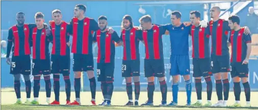  ??  ?? PLANTÓN. Los jugadores del Reus protestaro­n antes del partido ante el Alcorcón.