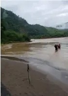  ?? COrtESÍA BOMBErOS ?? Bomberos y socorrista­s trataron de dar con los desapareci­dos.