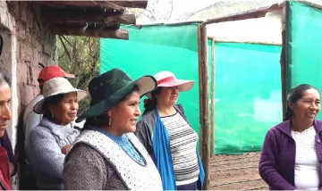  ?? — IPS photo ?? In the community of Paropucjio, several women stand next to the solar greenhouse they have just built together on the plot of land belonging to one of them, in the district of Cusipata, more than 3,300 metres above sea level in the Cuzco highlands...