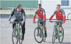  ?? FOTO: IMAGO ?? Beim VfB Stuttgart ist Sportpsych­ologe Philipp Laux, hier li. im Trainingsl­ager in La Manga mit Dennis Aogo und Timo Baumgartl immer in der Kabine mit dabei.