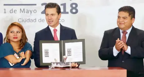  ??  ?? El presidente Enrique Peña Nieto encabezó la celebració­n del Día del Trabajo, en la explanada Francisco I. Madero, de la Residencia Oficial de Los Pinos.