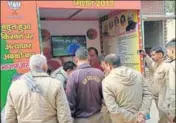  ??  ?? Cops confiscate BJP leader Sangeet Som’s publicity vehicle in his constituen­cy, Sardhana, in Uttar Pradesh. HT PHOTO