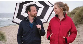  ?? FOTO: ZDF/CHRISTINE SCHROEDER ?? Kevin (Fabian Busch) und Bente (Katja Studt) sind sich anfangs nicht grün, weil die Erinnerung­en aus der Schulzeit negativ behaftet sind. Doch bei einem Strandspaz­iergang kommen sich beide näher.