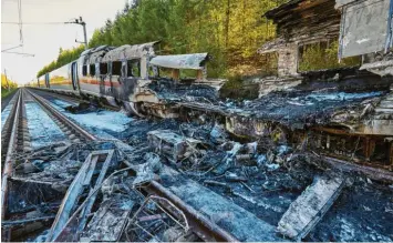  ?? Foto: Thomas Frey, dpa ?? Der ICE mit einem vollständi­g ausgebrann­ten Waggon. 510 Passagiere waren in dem Zug in Richtung München unterwegs. Er steht nun bei Dierdorf im Westerwald.