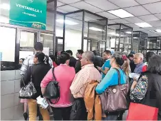  ??  ?? Los pacientes realizan largas filas para intentar tramitar una cita.