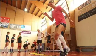  ?? (Photo Philippe Arnassan) ?? Liesbet Vindevoghe­l et ses coéquipièr­es ont répété leurs gammes salle Pierre-Clère autour du jeu collectif.