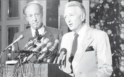  ?? Mario Suriani Associated Press ?? FORMER OWNER Leonard Tose, right, with Pete Rozelle, agreed to sell part of the Eagles to escape debt if he moved the franchise.