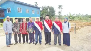  ??  ?? JUHARI bersama yang lain selepas melawat tapak pembinaan masjid baharu Al-Hilal, Bukit Garam.