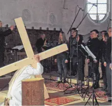  ?? FOTO: HÜ ?? Chorleiter Benjamin Zierold sorgte für den musikalisc­hen Teil des Kreuzwegs. Sprecherin war Lisa Kaufmann, Jürgen Salat spielte den Jesus.